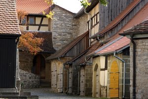 Platz für das alljährliche Weinfest - die Hüttenheimer Kirchenburg